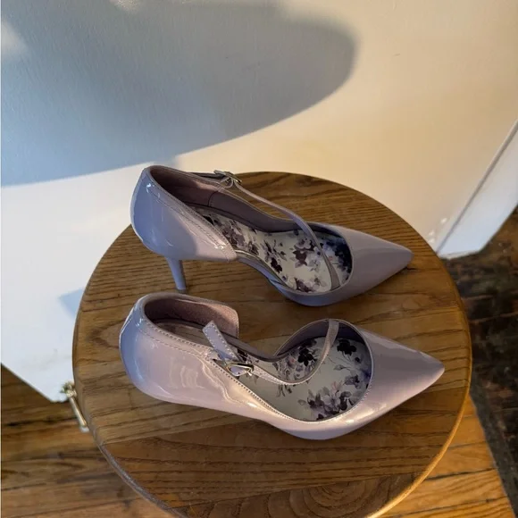 White House Black Market Lavender Heels - Picture 5 of 9